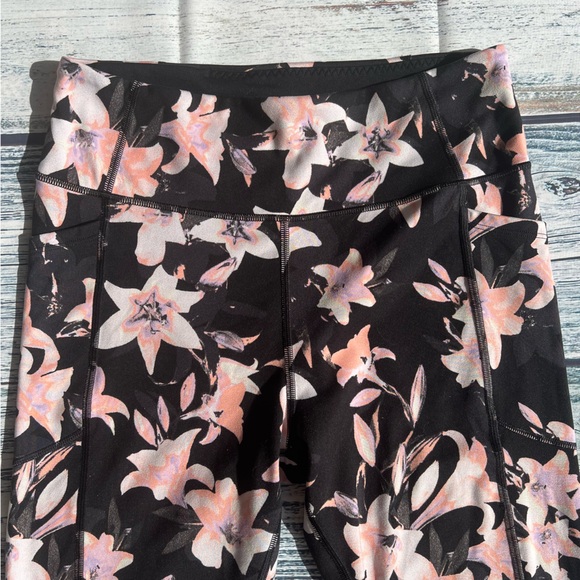 Victoria’s Secret Floral Black and Pink Leggings with Pockets EUC - Picture 5 of 11
